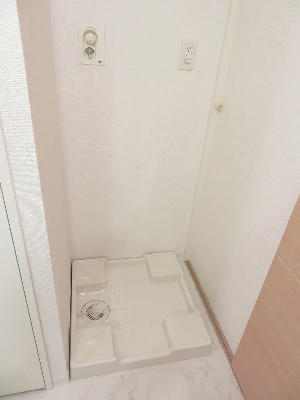 Esty Maison Oshima - Interior - ["Rectangle", "Fixture", "Flooring"]