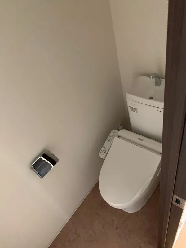 Reterrace Oshima - Interior - ["Toilet seat", "Toilet", "Plumbing fixture"]