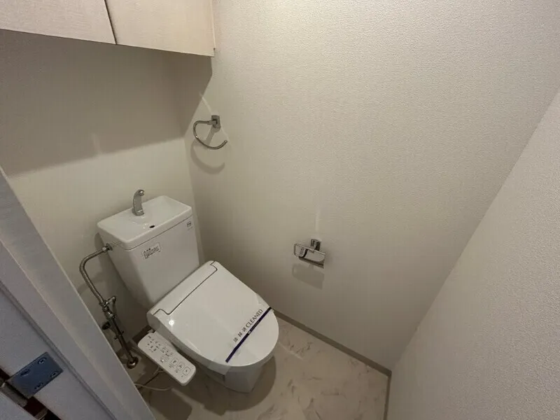 Central Crib Roppongi II - Interior - ["Plumbing fixture", "Toilet seat", "Flooring"]
