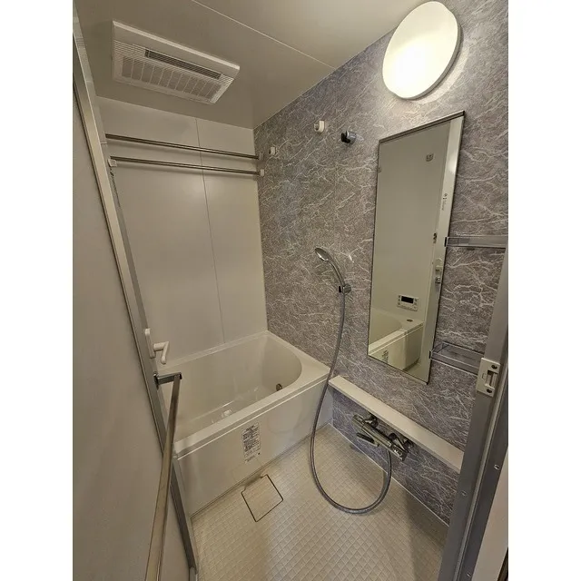 Orchid Residence Shibuya Tomigaya - Interior - ["Plumbing fixture", "Shower head", "Mirror"]