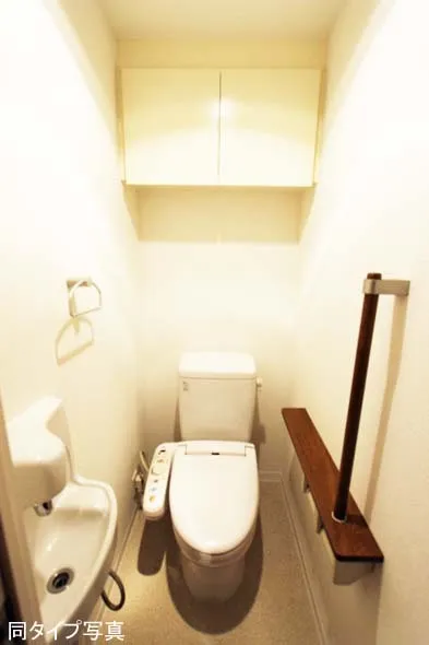Comforia Himonya - Interior - ["Toilet", "Toilet seat", "Plumbing fixture"]