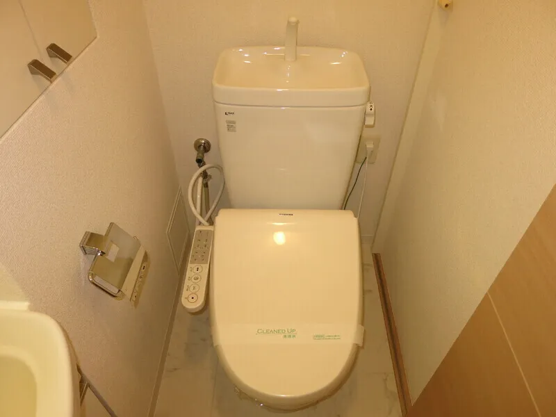 Esty Maison Oshima - Interior - ["Toilet seat", "Bathroom", "Toilet"]