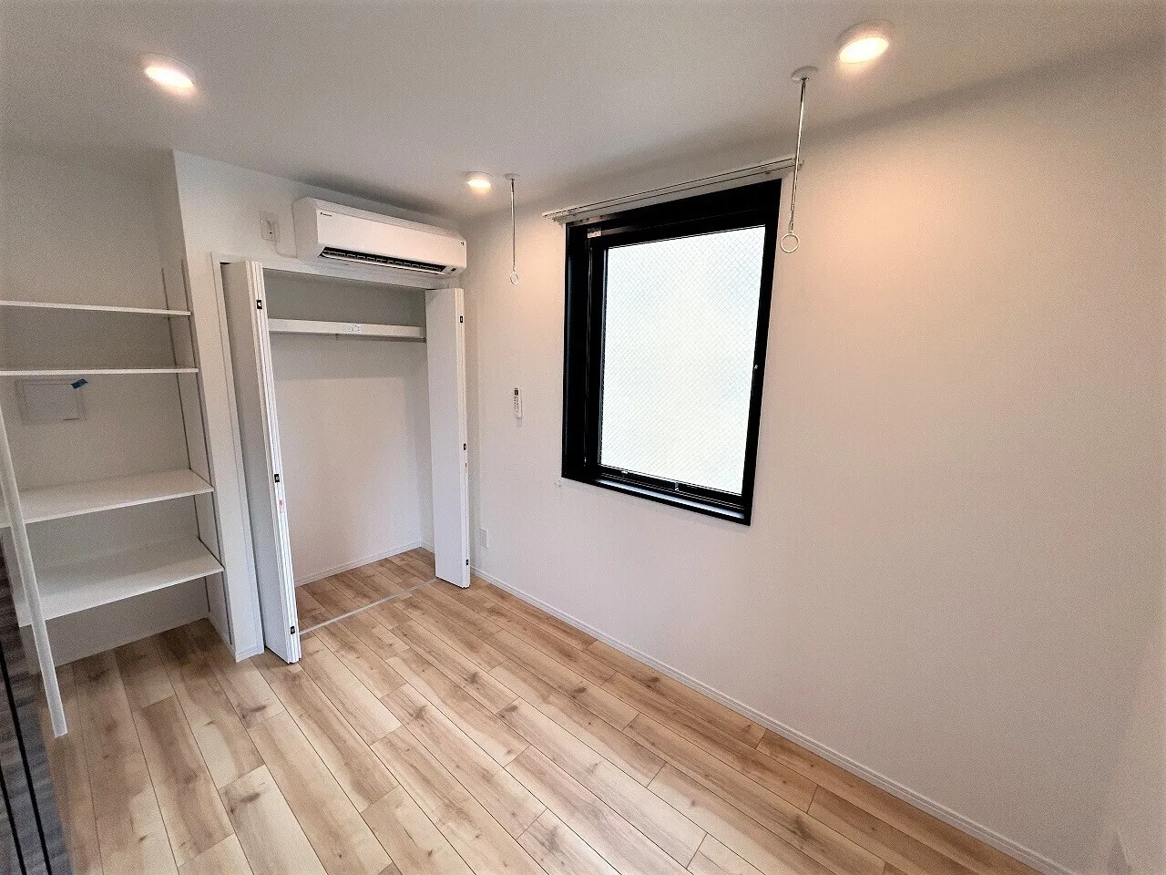 LiveFlat Morishita II - Interior - ["Window", "Fixture", "Building"]