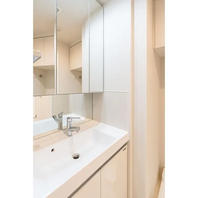 Comforia Oji - Interior - ["Tap", "Cabinetry", "Countertop"]