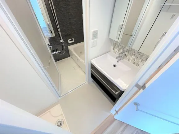Serenite Fran Shin-Osaka - Interior - ["Flooring", "Floor", "Plumbing fixture"]