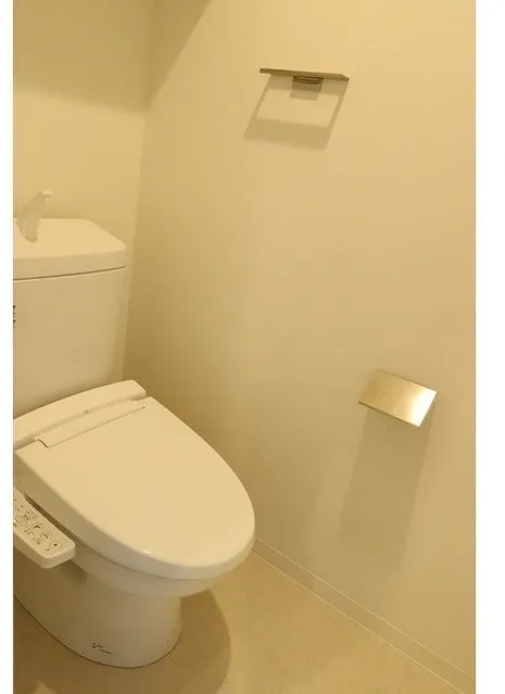 Hulic Narimasu - Interior - ["Toilet seat", "Toilet", "Bathroom"]