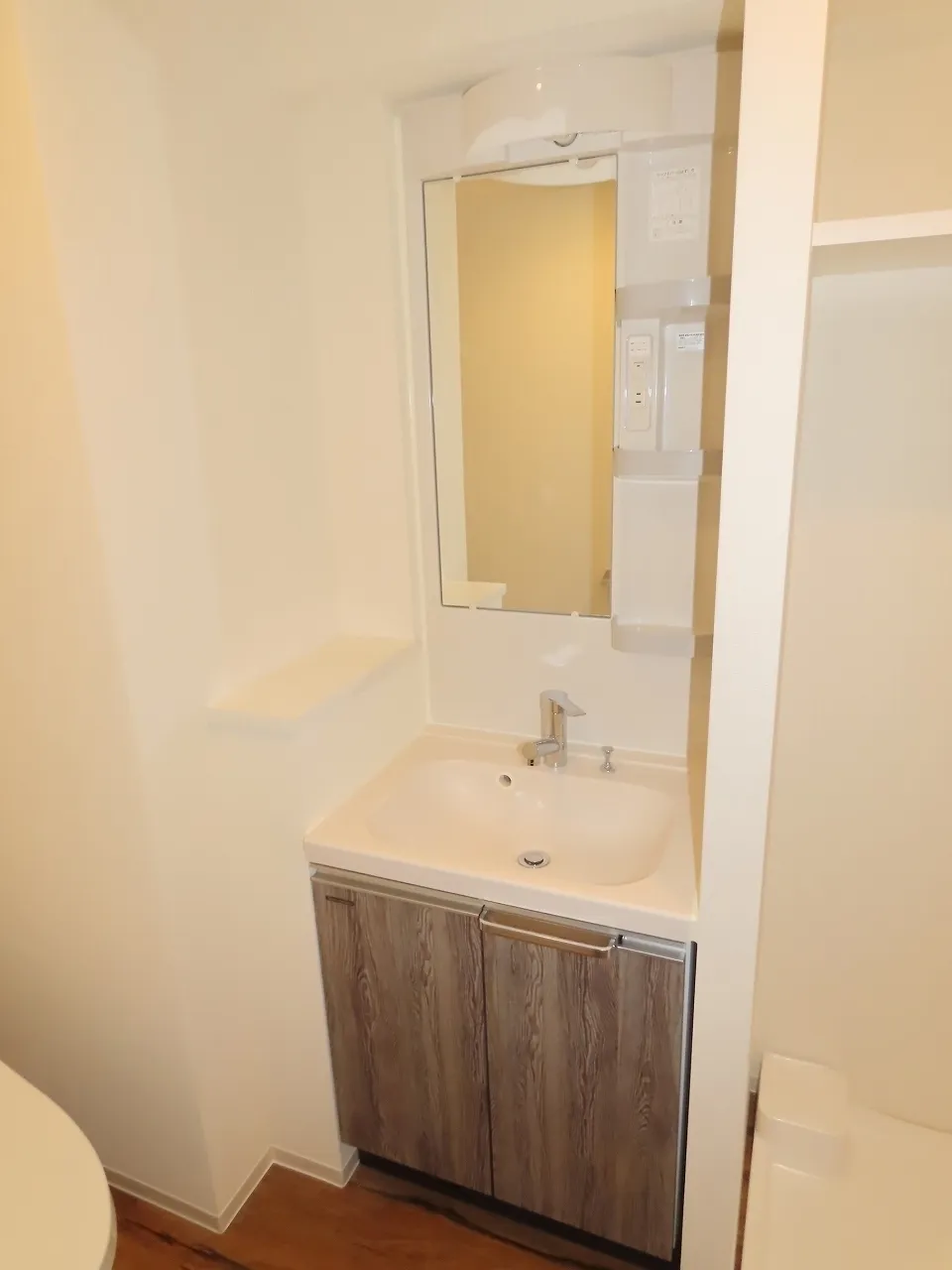 La Douceur Oshima - Interior - ["Tap", "Bathroom sink", "Mirror"]