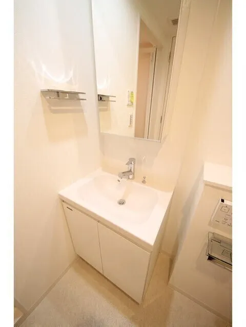 La Perla Ikejiri Ohashi II - Interior - ["Tap", "Mirror", "Sink"]