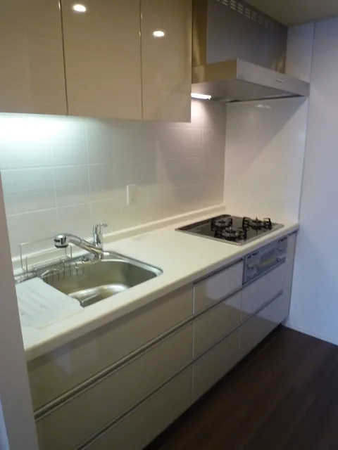 Maison Calme - Interior - ["Tap", "Kitchen sink", "Sink"]