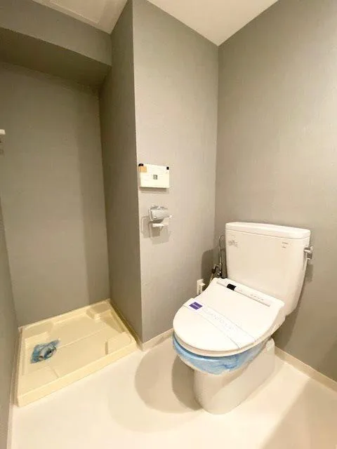 Residia Yoga - Interior - ["Plumbing fixture", "Toilet seat", "Toilet"]