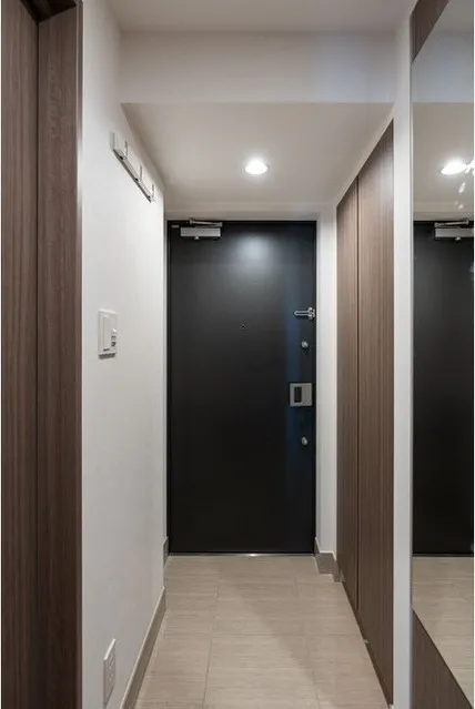 Refill Orb Yoyogi - Interior - ["Door", "Fixture", "Handle"]