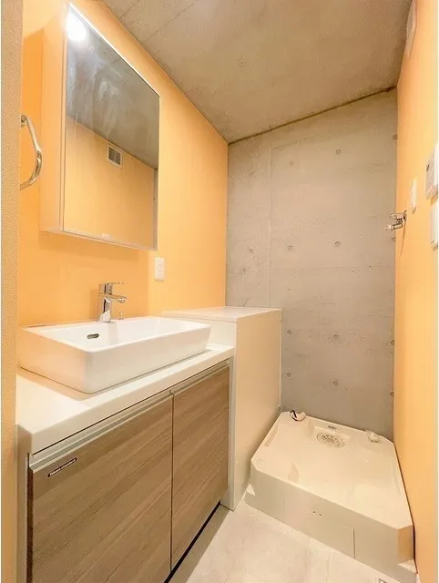 Well Square Ism Hatsudai - Interior - ["Mirror", "Sink", "Tap"]