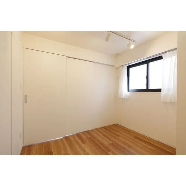 Zinnia Fudomae - Interior - ["Window", "Building", "Fixture"]