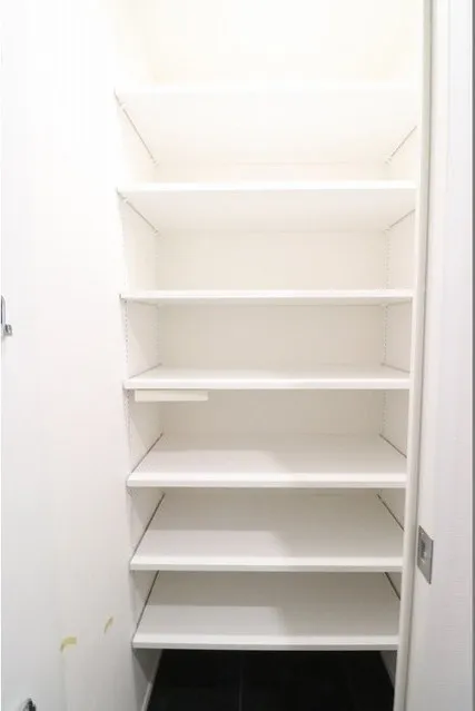 Asyl Court Nerima Nakamurabashi - Interior - ["Shelving", "Shelf", "Flooring"]