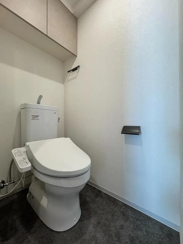 LUMIEC un Iriya - Interior - ["Toilet seat", "Flooring", "Plumbing fixture"]