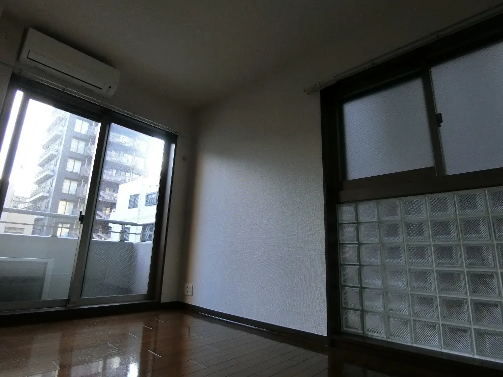 Shiba Park Apartment - Interior - ["Fixture", "Shade", "Wood"]