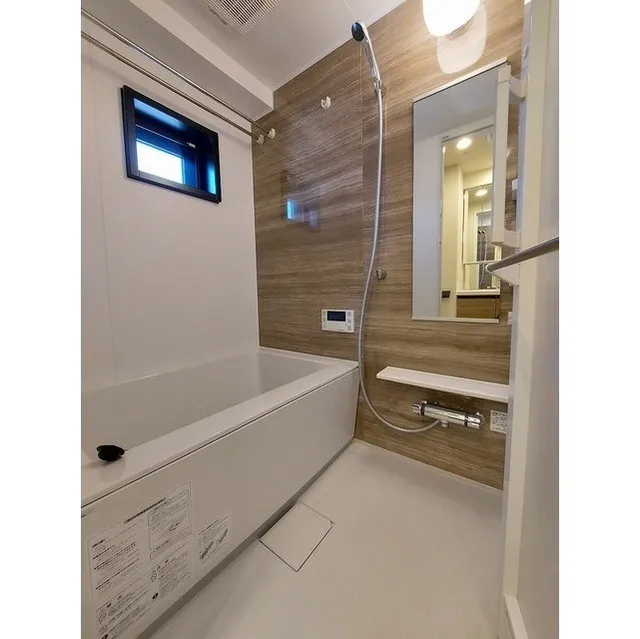 Geoent Monzen Nakacho - Interior - ["Mirror", "Building", "Furniture"]