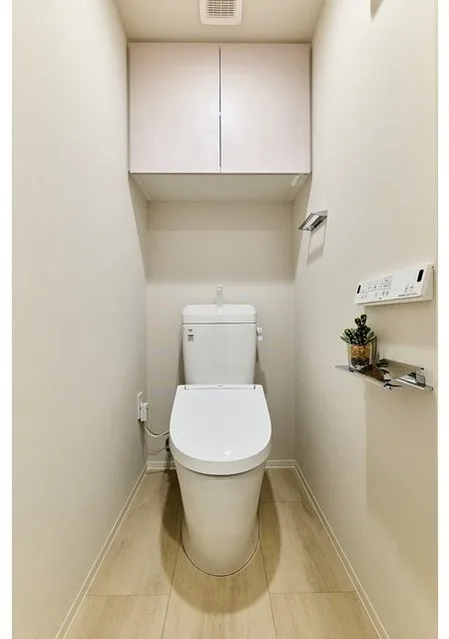 Lefon Progres Akabane Marks - Interior - ["Toilet seat", "Toilet", "Plumbing fixture"]