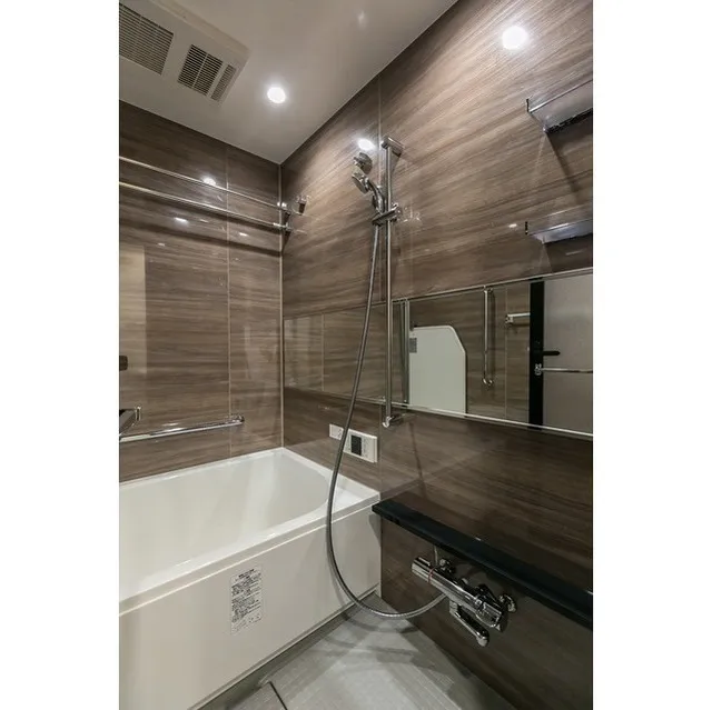 Demes Kiba - Interior - ["Bathtub", "Mirror", "Tap"]