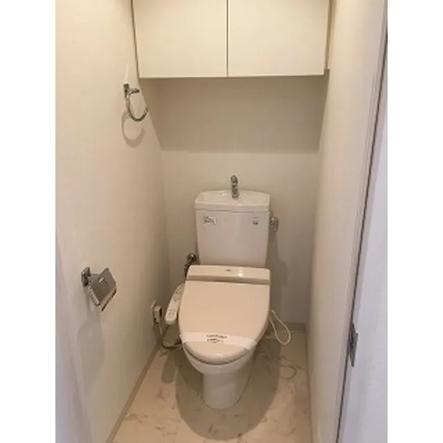 Comforia Harajuku - Interior - ["Toilet seat", "Toilet", "Bathroom"]