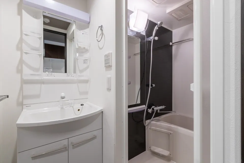 Hmlet Shinjuku Gyoenmae - Interior - ["Plumbing fixture", "Bathroom", "Interior design"]
