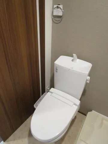 Charon - Interior - ["Toilet seat", "Plumbing fixture", "Toilet"]