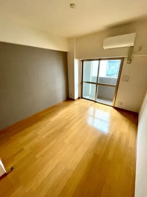 Residia Monzen Nakamachi - Interior - ["Brown", "Building", "Window"]