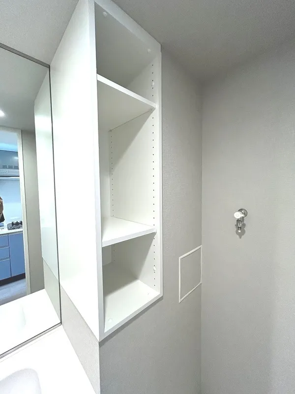Primal Minamisuna - Interior - ["Wall", "Flooring", "Shelving"]