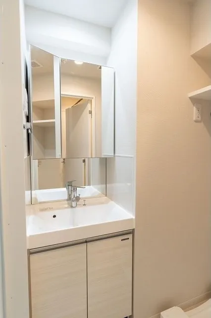 Comforia Oji - Interior - ["Mirror", "Tap", "Cabinetry"]