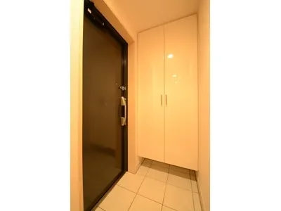 Milroom Minami Aoyama - Interior - ["Door", "Fixture", "Automotive exterior"]