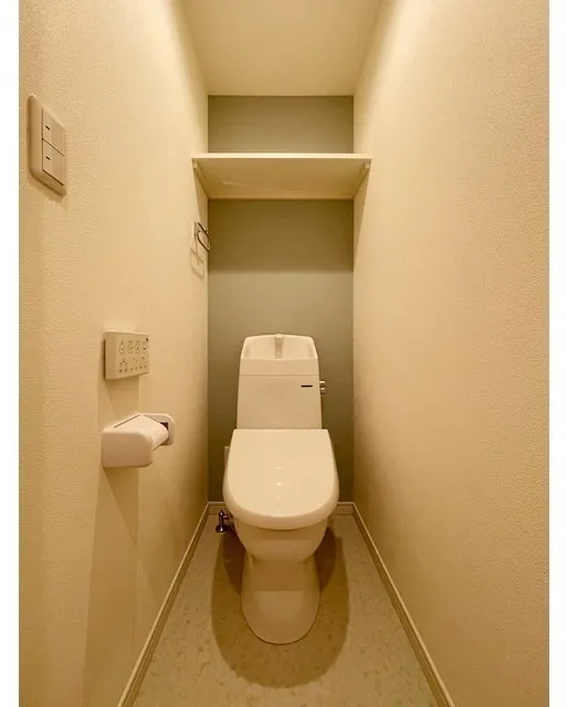 Mihas Kugayama - Interior - ["Toilet seat", "Flooring", "Toilet"]