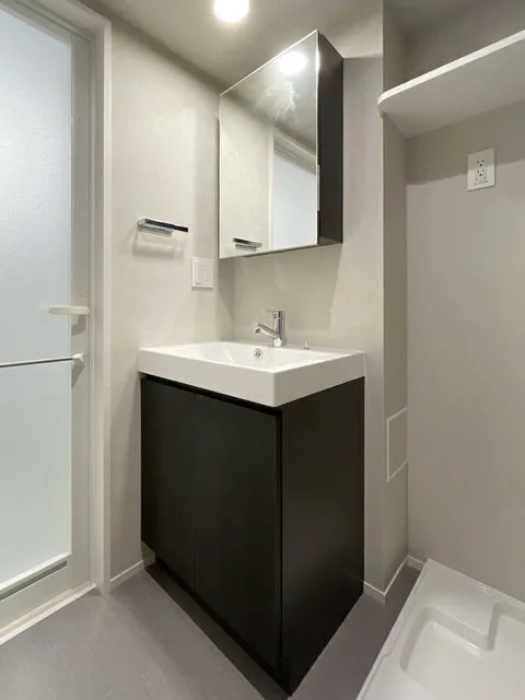 ASTILE Nishi-Shinjuku II - Interior - ["Mirror", "Tap", "Plumbing fixture"]