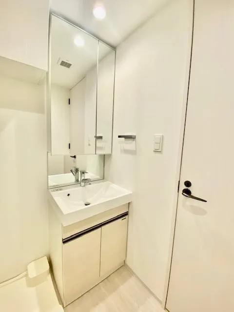 La Class Yotsuya - Interior - ["Mirror", "Tap", "Plumbing fixture"]