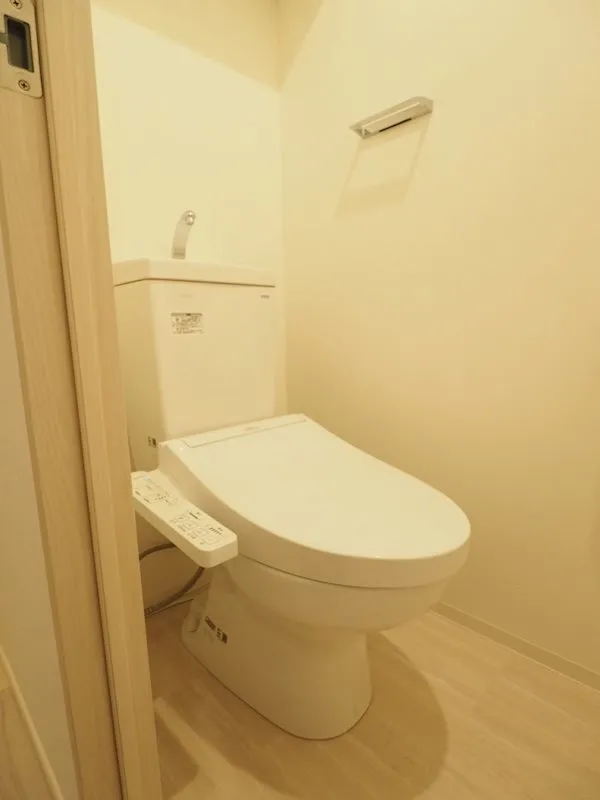 Kaje Bunkyo Sengoku - Interior - ["Toilet seat", "Toilet", "Flooring"]