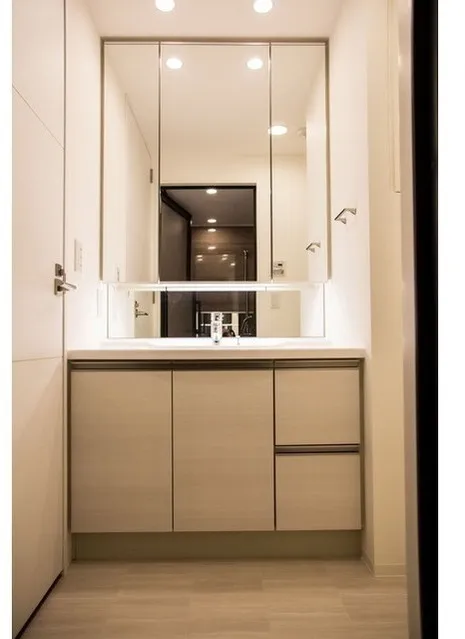 Comforia Shibuya West - Interior - ["Interior design", "Flooring", "Bathroom cabinet"]