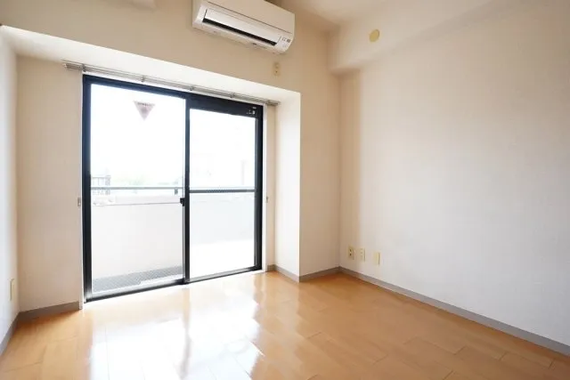 Iogi Homes - Interior - ["Apartment", "Tile Flooring"]