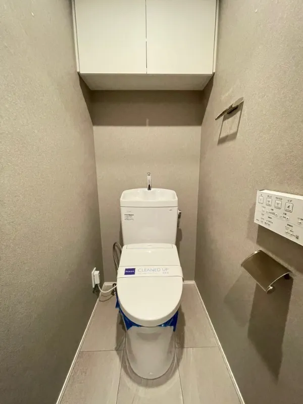 Residia Iriya - Interior - ["Toilet seat", "Toilet", "Plumbing fixture"]