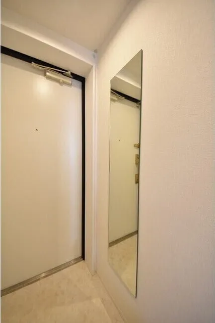 El Faro Hiroo - Interior - ["Building", "Door", "Fixture"]