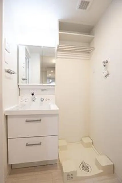 RIOPRADO Akasaka - Interior - ["Mirror", "Bathroom cabinet", "Sink"]