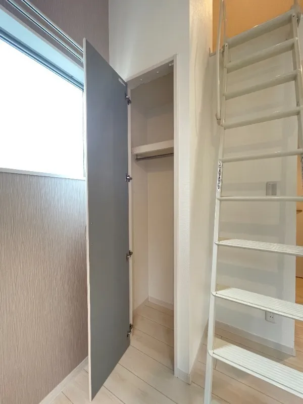 Barmy Place Oji II - Interior - ["Wood", "Flooring", "Floor"]