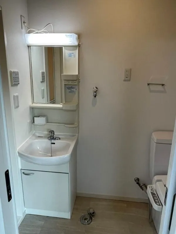 GLANZ - Interior - ["Plumbing fixture", "Bathroom Sink", "Sink"]