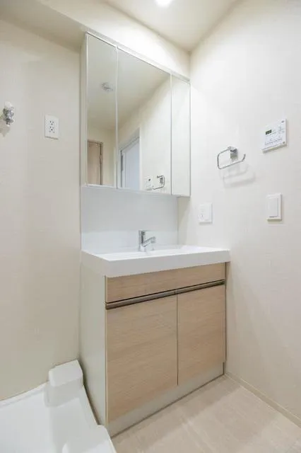 Geoent Ikebukuro - Interior - ["Mirror", "Tap", "Plumbing fixture"]