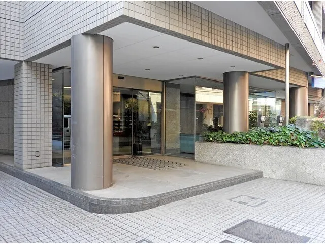 H&M Minami Aoyama EAST - Exterior - []