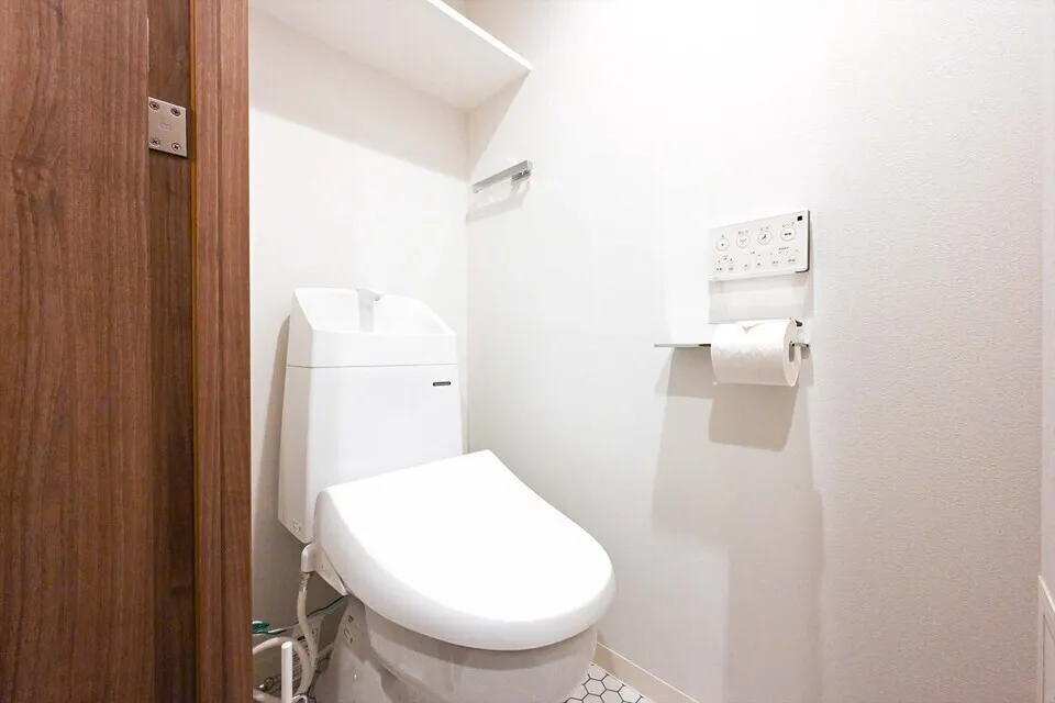 Hmlet Nishikoyama - Interior - ["Toilet seat", "Toilet", "Bathroom"]