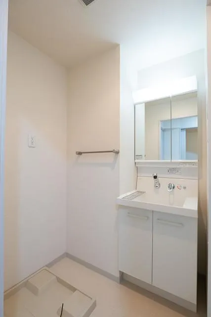SK-ONE Ichigaya - Interior - ["Mirror", "Tap", "Bathroom cabinet"]
