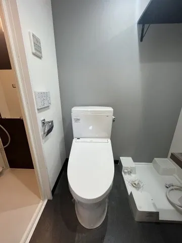 Apice Meguro - Interior - ["Toilet seat", "Plumbing fixture", "Toilet"]