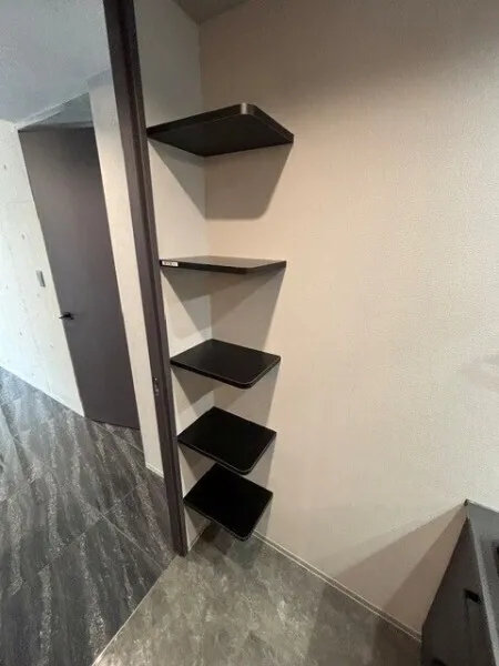 EXAM AKASAKA - Interior - ["Shelving", "Shelf", "Wood stain"]
