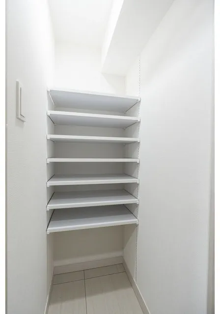Comforia Liv Shimo-Ochiai - Interior - ["Wood", "Shelving", "Shelf"]
