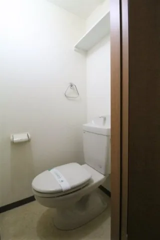 Cele Itabashi Honcho - Interior - ["Toilet seat", "Plumbing fixture", "Flooring"]