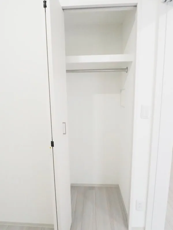Due Iriya I - Interior - ["Fixture", "Wood", "Handle"]